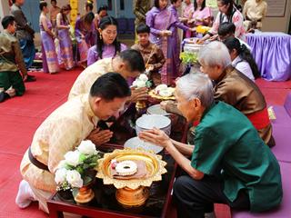 คณะวิทยาศาสตร์การแพทย์จัดงานรดน้ำดำหัว,ร่วมสวมชุดไทยและชุดพื้นเมือง,สืบสานประเพณีอันดีงาม