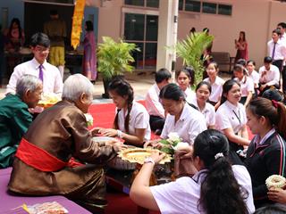 คณะวิทยาศาสตร์การแพทย์จัดงานรดน้ำดำหัว,ร่วมสวมชุดไทยและชุดพื้นเมือง,สืบสานประเพณีอันดีงาม