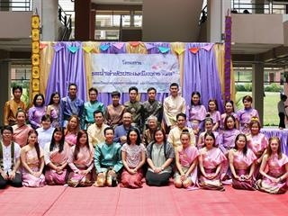 คณะวิทยาศาสตร์การแพทย์จัดงานรดน้ำดำหัว,ร่วมสวมชุดไทยและชุดพื้นเมือง,สืบสานประเพณีอันดีงาม