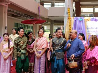คณะวิทยาศาสตร์การแพทย์จัดงานรดน้ำดำหัว,ร่วมสวมชุดไทยและชุดพื้นเมือง,สืบสานประเพณีอันดีงาม