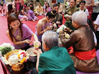 คณะวิทยาศาสตร์การแพทย์จัดงานรดน้ำดำหัว,ร่วมสวมชุดไทยและชุดพื้นเมือง,สืบสานประเพณีอันดีงาม