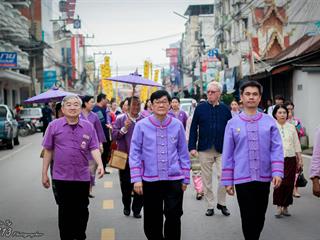 คณะศิลปศาสตร์,คณะรัฐศาสตร์และสังคมศาสตร์และวิทยาลัยการศึกษา,มหาวิทยาลัยพะเยา,ร่วมกับ,5,หน่วยงาน,และกว่า,14,ชุมชน,จัดประเพณีสืบสานวัฒนธรรมอันดีงามของจังหวัดพะเยา,“ประเพณีแห่ผ้าห่มพระธาตุจอมทอง”