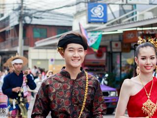 คณะศิลปศาสตร์,คณะรัฐศาสตร์และสังคมศาสตร์และวิทยาลัยการศึกษา,มหาวิทยาลัยพะเยา,ร่วมกับ,5,หน่วยงาน,และกว่า,14,ชุมชน,จัดประเพณีสืบสานวัฒนธรรมอันดีงามของจังหวัดพะเยา,“ประเพณีแห่ผ้าห่มพระธาตุจอมทอง”