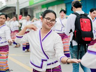 คณะศิลปศาสตร์,คณะรัฐศาสตร์และสังคมศาสตร์และวิทยาลัยการศึกษา,มหาวิทยาลัยพะเยา,ร่วมกับ,5,หน่วยงาน,และกว่า,14,ชุมชน,จัดประเพณีสืบสานวัฒนธรรมอันดีงามของจังหวัดพะเยา,“ประเพณีแห่ผ้าห่มพระธาตุจอมทอง”