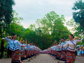 คณะศิลปศาสตร์,คณะรัฐศาสตร์และสังคมศาสตร์และวิทยาลัยการศึกษา,มหาวิทยาลัยพะเยา,ร่วมกับ,5,หน่วยงาน,และกว่า,14,ชุมชน,จัดประเพณีสืบสานวัฒนธรรมอันดีงามของจังหวัดพะเยา,“ประเพณีแห่ผ้าห่มพระธาตุจอมทอง”