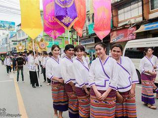 คณะศิลปศาสตร์,คณะรัฐศาสตร์และสังคมศาสตร์และวิทยาลัยการศึกษา,มหาวิทยาลัยพะเยา,ร่วมกับ,5,หน่วยงาน,และกว่า,14,ชุมชน,จัดประเพณีสืบสานวัฒนธรรมอันดีงามของจังหวัดพะเยา,“ประเพณีแห่ผ้าห่มพระธาตุจอมทอง”