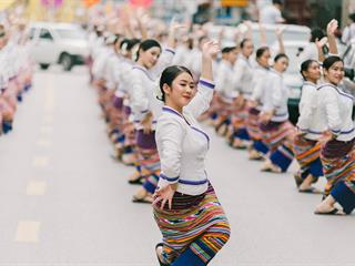 คณะศิลปศาสตร์,คณะรัฐศาสตร์และสังคมศาสตร์และวิทยาลัยการศึกษา,มหาวิทยาลัยพะเยา,ร่วมกับ,5,หน่วยงาน,และกว่า,14,ชุมชน,จัดประเพณีสืบสานวัฒนธรรมอันดีงามของจังหวัดพะเยา,“ประเพณีแห่ผ้าห่มพระธาตุจอมทอง”