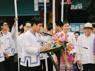 คณะศิลปศาสตร์,คณะรัฐศาสตร์และสังคมศาสตร์และวิทยาลัยการศึกษา,มหาวิทยาลัยพะเยา,ร่วมกับ,5,หน่วยงาน,และกว่า,14,ชุมชน,จัดประเพณีสืบสานวัฒนธรรมอันดีงามของจังหวัดพะเยา,“ประเพณีแห่ผ้าห่มพระธาตุจอมทอง”