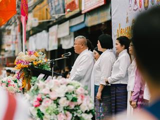 คณะศิลปศาสตร์,คณะรัฐศาสตร์และสังคมศาสตร์และวิทยาลัยการศึกษา,มหาวิทยาลัยพะเยา,ร่วมกับ,5,หน่วยงาน,และกว่า,14,ชุมชน,จัดประเพณีสืบสานวัฒนธรรมอันดีงามของจังหวัดพะเยา,“ประเพณีแห่ผ้าห่มพระธาตุจอมทอง”