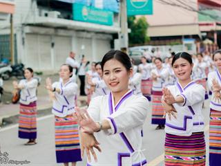 คณะศิลปศาสตร์,คณะรัฐศาสตร์และสังคมศาสตร์และวิทยาลัยการศึกษา,มหาวิทยาลัยพะเยา,ร่วมกับ,5,หน่วยงาน,และกว่า,14,ชุมชน,จัดประเพณีสืบสานวัฒนธรรมอันดีงามของจังหวัดพะเยา,“ประเพณีแห่ผ้าห่มพระธาตุจอมทอง”