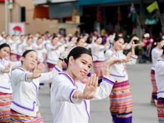 คณะศิลปศาสตร์,คณะรัฐศาสตร์และสังคมศาสตร์และวิทยาลัยการศึกษา,มหาวิทยาลัยพะเยา,ร่วมกับ,5,หน่วยงาน,และกว่า,14,ชุมชน,จัดประเพณีสืบสานวัฒนธรรมอันดีงามของจังหวัดพะเยา,“ประเพณีแห่ผ้าห่มพระธาตุจอมทอง”