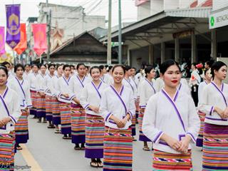 คณะศิลปศาสตร์,คณะรัฐศาสตร์และสังคมศาสตร์และวิทยาลัยการศึกษา,มหาวิทยาลัยพะเยา,ร่วมกับ,5,หน่วยงาน,และกว่า,14,ชุมชน,จัดประเพณีสืบสานวัฒนธรรมอันดีงามของจังหวัดพะเยา,“ประเพณีแห่ผ้าห่มพระธาตุจอมทอง”