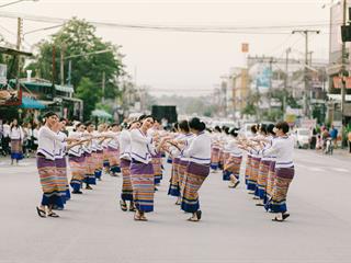 คณะศิลปศาสตร์,คณะรัฐศาสตร์และสังคมศาสตร์และวิทยาลัยการศึกษา,มหาวิทยาลัยพะเยา,ร่วมกับ,5,หน่วยงาน,และกว่า,14,ชุมชน,จัดประเพณีสืบสานวัฒนธรรมอันดีงามของจังหวัดพะเยา,“ประเพณีแห่ผ้าห่มพระธาตุจอมทอง”