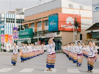 คณะศิลปศาสตร์,คณะรัฐศาสตร์และสังคมศาสตร์และวิทยาลัยการศึกษา,มหาวิทยาลัยพะเยา,ร่วมกับ,5,หน่วยงาน,และกว่า,14,ชุมชน,จัดประเพณีสืบสานวัฒนธรรมอันดีงามของจังหวัดพะเยา,“ประเพณีแห่ผ้าห่มพระธาตุจอมทอง”