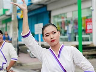 คณะศิลปศาสตร์,คณะรัฐศาสตร์และสังคมศาสตร์และวิทยาลัยการศึกษา,มหาวิทยาลัยพะเยา,ร่วมกับ,5,หน่วยงาน,และกว่า,14,ชุมชน,จัดประเพณีสืบสานวัฒนธรรมอันดีงามของจังหวัดพะเยา,“ประเพณีแห่ผ้าห่มพระธาตุจอมทอง”
