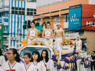 คณะศิลปศาสตร์,คณะรัฐศาสตร์และสังคมศาสตร์และวิทยาลัยการศึกษา,มหาวิทยาลัยพะเยา,ร่วมกับ,5,หน่วยงาน,และกว่า,14,ชุมชน,จัดประเพณีสืบสานวัฒนธรรมอันดีงามของจังหวัดพะเยา,“ประเพณีแห่ผ้าห่มพระธาตุจอมทอง”