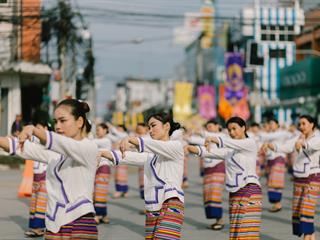 คณะศิลปศาสตร์,คณะรัฐศาสตร์และสังคมศาสตร์และวิทยาลัยการศึกษา,มหาวิทยาลัยพะเยา,ร่วมกับ,5,หน่วยงาน,และกว่า,14,ชุมชน,จัดประเพณีสืบสานวัฒนธรรมอันดีงามของจังหวัดพะเยา,“ประเพณีแห่ผ้าห่มพระธาตุจอมทอง”