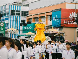 คณะศิลปศาสตร์,คณะรัฐศาสตร์และสังคมศาสตร์และวิทยาลัยการศึกษา,มหาวิทยาลัยพะเยา,ร่วมกับ,5,หน่วยงาน,และกว่า,14,ชุมชน,จัดประเพณีสืบสานวัฒนธรรมอันดีงามของจังหวัดพะเยา,“ประเพณีแห่ผ้าห่มพระธาตุจอมทอง”