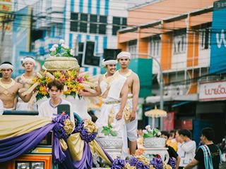 คณะศิลปศาสตร์,คณะรัฐศาสตร์และสังคมศาสตร์และวิทยาลัยการศึกษา,มหาวิทยาลัยพะเยา,ร่วมกับ,5,หน่วยงาน,และกว่า,14,ชุมชน,จัดประเพณีสืบสานวัฒนธรรมอันดีงามของจังหวัดพะเยา,“ประเพณีแห่ผ้าห่มพระธาตุจอมทอง”