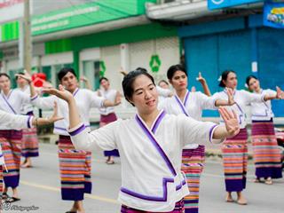 คณะศิลปศาสตร์,คณะรัฐศาสตร์และสังคมศาสตร์และวิทยาลัยการศึกษา,มหาวิทยาลัยพะเยา,ร่วมกับ,5,หน่วยงาน,และกว่า,14,ชุมชน,จัดประเพณีสืบสานวัฒนธรรมอันดีงามของจังหวัดพะเยา,“ประเพณีแห่ผ้าห่มพระธาตุจอมทอง”