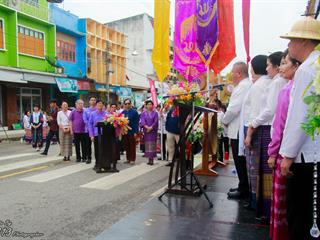 คณะศิลปศาสตร์,คณะรัฐศาสตร์และสังคมศาสตร์และวิทยาลัยการศึกษา,มหาวิทยาลัยพะเยา,ร่วมกับ,5,หน่วยงาน,และกว่า,14,ชุมชน,จัดประเพณีสืบสานวัฒนธรรมอันดีงามของจังหวัดพะเยา,“ประเพณีแห่ผ้าห่มพระธาตุจอมทอง”
