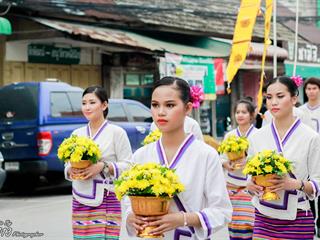 คณะศิลปศาสตร์,คณะรัฐศาสตร์และสังคมศาสตร์และวิทยาลัยการศึกษา,มหาวิทยาลัยพะเยา,ร่วมกับ,5,หน่วยงาน,และกว่า,14,ชุมชน,จัดประเพณีสืบสานวัฒนธรรมอันดีงามของจังหวัดพะเยา,“ประเพณีแห่ผ้าห่มพระธาตุจอมทอง”