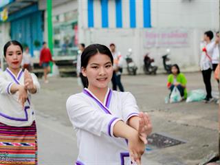 คณะศิลปศาสตร์,คณะรัฐศาสตร์และสังคมศาสตร์และวิทยาลัยการศึกษา,มหาวิทยาลัยพะเยา,ร่วมกับ,5,หน่วยงาน,และกว่า,14,ชุมชน,จัดประเพณีสืบสานวัฒนธรรมอันดีงามของจังหวัดพะเยา,“ประเพณีแห่ผ้าห่มพระธาตุจอมทอง”