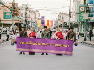 คณะศิลปศาสตร์,คณะรัฐศาสตร์และสังคมศาสตร์และวิทยาลัยการศึกษา,มหาวิทยาลัยพะเยา,ร่วมกับ,5,หน่วยงาน,และกว่า,14,ชุมชน,จัดประเพณีสืบสานวัฒนธรรมอันดีงามของจังหวัดพะเยา,“ประเพณีแห่ผ้าห่มพระธาตุจอมทอง”