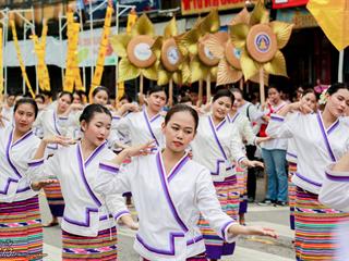 คณะศิลปศาสตร์,คณะรัฐศาสตร์และสังคมศาสตร์และวิทยาลัยการศึกษา,มหาวิทยาลัยพะเยา,ร่วมกับ,5,หน่วยงาน,และกว่า,14,ชุมชน,จัดประเพณีสืบสานวัฒนธรรมอันดีงามของจังหวัดพะเยา,“ประเพณีแห่ผ้าห่มพระธาตุจอมทอง”