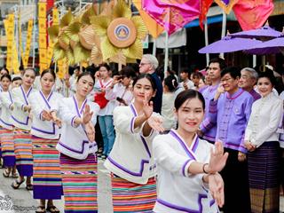 คณะศิลปศาสตร์,คณะรัฐศาสตร์และสังคมศาสตร์และวิทยาลัยการศึกษา,มหาวิทยาลัยพะเยา,ร่วมกับ,5,หน่วยงาน,และกว่า,14,ชุมชน,จัดประเพณีสืบสานวัฒนธรรมอันดีงามของจังหวัดพะเยา,“ประเพณีแห่ผ้าห่มพระธาตุจอมทอง”