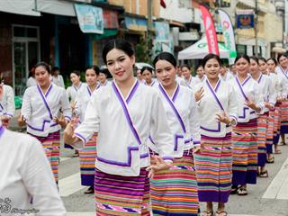 คณะศิลปศาสตร์,คณะรัฐศาสตร์และสังคมศาสตร์และวิทยาลัยการศึกษา,มหาวิทยาลัยพะเยา,ร่วมกับ,5,หน่วยงาน,และกว่า,14,ชุมชน,จัดประเพณีสืบสานวัฒนธรรมอันดีงามของจังหวัดพะเยา,“ประเพณีแห่ผ้าห่มพระธาตุจอมทอง”