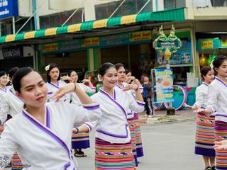 คณะศิลปศาสตร์,คณะรัฐศาสตร์และสังคมศาสตร์และวิทยาลัยการศึกษา,มหาวิทยาลัยพะเยา,ร่วมกับ,5,หน่วยงาน,และกว่า,14,ชุมชน,จัดประเพณีสืบสานวัฒนธรรมอันดีงามของจังหวัดพะเยา,“ประเพณีแห่ผ้าห่มพระธาตุจอมทอง”