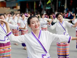 คณะศิลปศาสตร์,คณะรัฐศาสตร์และสังคมศาสตร์และวิทยาลัยการศึกษา,มหาวิทยาลัยพะเยา,ร่วมกับ,5,หน่วยงาน,และกว่า,14,ชุมชน,จัดประเพณีสืบสานวัฒนธรรมอันดีงามของจังหวัดพะเยา,“ประเพณีแห่ผ้าห่มพระธาตุจอมทอง”