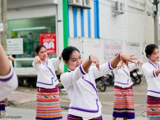 คณะศิลปศาสตร์,คณะรัฐศาสตร์และสังคมศาสตร์และวิทยาลัยการศึกษา,มหาวิทยาลัยพะเยา,ร่วมกับ,5,หน่วยงาน,และกว่า,14,ชุมชน,จัดประเพณีสืบสานวัฒนธรรมอันดีงามของจังหวัดพะเยา,“ประเพณีแห่ผ้าห่มพระธาตุจอมทอง”