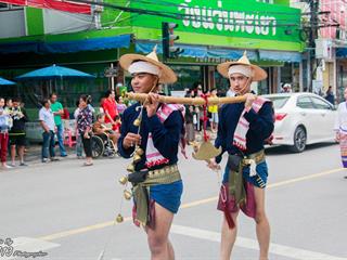 คณะศิลปศาสตร์,คณะรัฐศาสตร์และสังคมศาสตร์และวิทยาลัยการศึกษา,มหาวิทยาลัยพะเยา,ร่วมกับ,5,หน่วยงาน,และกว่า,14,ชุมชน,จัดประเพณีสืบสานวัฒนธรรมอันดีงามของจังหวัดพะเยา,“ประเพณีแห่ผ้าห่มพระธาตุจอมทอง”