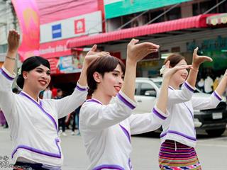 คณะศิลปศาสตร์,คณะรัฐศาสตร์และสังคมศาสตร์และวิทยาลัยการศึกษา,มหาวิทยาลัยพะเยา,ร่วมกับ,5,หน่วยงาน,และกว่า,14,ชุมชน,จัดประเพณีสืบสานวัฒนธรรมอันดีงามของจังหวัดพะเยา,“ประเพณีแห่ผ้าห่มพระธาตุจอมทอง”