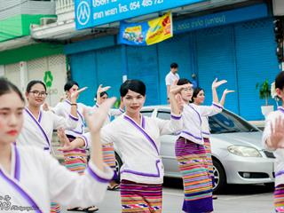 คณะศิลปศาสตร์,คณะรัฐศาสตร์และสังคมศาสตร์และวิทยาลัยการศึกษา,มหาวิทยาลัยพะเยา,ร่วมกับ,5,หน่วยงาน,และกว่า,14,ชุมชน,จัดประเพณีสืบสานวัฒนธรรมอันดีงามของจังหวัดพะเยา,“ประเพณีแห่ผ้าห่มพระธาตุจอมทอง”