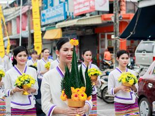 คณะศิลปศาสตร์,คณะรัฐศาสตร์และสังคมศาสตร์และวิทยาลัยการศึกษา,มหาวิทยาลัยพะเยา,ร่วมกับ,5,หน่วยงาน,และกว่า,14,ชุมชน,จัดประเพณีสืบสานวัฒนธรรมอันดีงามของจังหวัดพะเยา,“ประเพณีแห่ผ้าห่มพระธาตุจอมทอง”