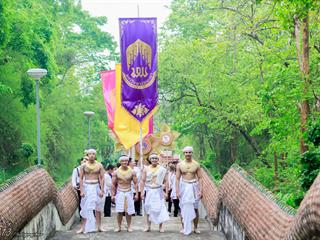 คณะศิลปศาสตร์,คณะรัฐศาสตร์และสังคมศาสตร์และวิทยาลัยการศึกษา,มหาวิทยาลัยพะเยา,ร่วมกับ,5,หน่วยงาน,และกว่า,14,ชุมชน,จัดประเพณีสืบสานวัฒนธรรมอันดีงามของจังหวัดพะเยา,“ประเพณีแห่ผ้าห่มพระธาตุจอมทอง”
