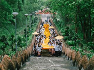 คณะศิลปศาสตร์,คณะรัฐศาสตร์และสังคมศาสตร์และวิทยาลัยการศึกษา,มหาวิทยาลัยพะเยา,ร่วมกับ,5,หน่วยงาน,และกว่า,14,ชุมชน,จัดประเพณีสืบสานวัฒนธรรมอันดีงามของจังหวัดพะเยา,“ประเพณีแห่ผ้าห่มพระธาตุจอมทอง”