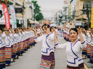 คณะศิลปศาสตร์,คณะรัฐศาสตร์และสังคมศาสตร์และวิทยาลัยการศึกษา,มหาวิทยาลัยพะเยา,ร่วมกับ,5,หน่วยงาน,และกว่า,14,ชุมชน,จัดประเพณีสืบสานวัฒนธรรมอันดีงามของจังหวัดพะเยา,“ประเพณีแห่ผ้าห่มพระธาตุจอมทอง”