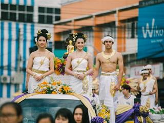 คณะศิลปศาสตร์,คณะรัฐศาสตร์และสังคมศาสตร์และวิทยาลัยการศึกษา,มหาวิทยาลัยพะเยา,ร่วมกับ,5,หน่วยงาน,และกว่า,14,ชุมชน,จัดประเพณีสืบสานวัฒนธรรมอันดีงามของจังหวัดพะเยา,“ประเพณีแห่ผ้าห่มพระธาตุจอมทอง”