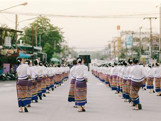 คณะศิลปศาสตร์,คณะรัฐศาสตร์และสังคมศาสตร์และวิทยาลัยการศึกษา,มหาวิทยาลัยพะเยา,ร่วมกับ,5,หน่วยงาน,และกว่า,14,ชุมชน,จัดประเพณีสืบสานวัฒนธรรมอันดีงามของจังหวัดพะเยา,“ประเพณีแห่ผ้าห่มพระธาตุจอมทอง”