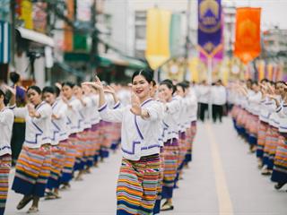 คณะศิลปศาสตร์,คณะรัฐศาสตร์และสังคมศาสตร์และวิทยาลัยการศึกษา,มหาวิทยาลัยพะเยา,ร่วมกับ,5,หน่วยงาน,และกว่า,14,ชุมชน,จัดประเพณีสืบสานวัฒนธรรมอันดีงามของจังหวัดพะเยา,“ประเพณีแห่ผ้าห่มพระธาตุจอมทอง”
