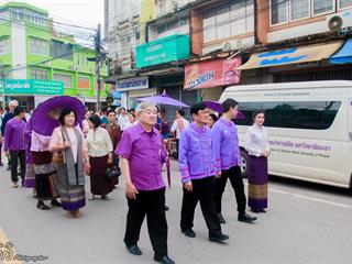 คณะศิลปศาสตร์,คณะรัฐศาสตร์และสังคมศาสตร์และวิทยาลัยการศึกษา,มหาวิทยาลัยพะเยา,ร่วมกับ,5,หน่วยงาน,และกว่า,14,ชุมชน,จัดประเพณีสืบสานวัฒนธรรมอันดีงามของจังหวัดพะเยา,“ประเพณีแห่ผ้าห่มพระธาตุจอมทอง”