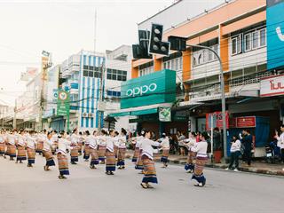 คณะศิลปศาสตร์,คณะรัฐศาสตร์และสังคมศาสตร์และวิทยาลัยการศึกษา,มหาวิทยาลัยพะเยา,ร่วมกับ,5,หน่วยงาน,และกว่า,14,ชุมชน,จัดประเพณีสืบสานวัฒนธรรมอันดีงามของจังหวัดพะเยา,“ประเพณีแห่ผ้าห่มพระธาตุจอมทอง”