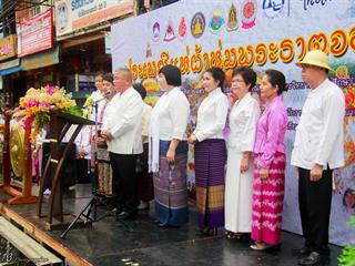 คณะศิลปศาสตร์,คณะรัฐศาสตร์และสังคมศาสตร์และวิทยาลัยการศึกษา,มหาวิทยาลัยพะเยา,ร่วมกับ,5,หน่วยงาน,และกว่า,14,ชุมชน,จัดประเพณีสืบสานวัฒนธรรมอันดีงามของจังหวัดพะเยา,“ประเพณีแห่ผ้าห่มพระธาตุจอมทอง”