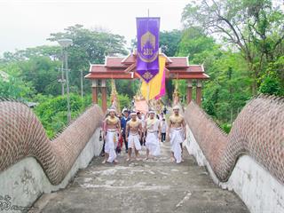 คณะศิลปศาสตร์,คณะรัฐศาสตร์และสังคมศาสตร์และวิทยาลัยการศึกษา,มหาวิทยาลัยพะเยา,ร่วมกับ,5,หน่วยงาน,และกว่า,14,ชุมชน,จัดประเพณีสืบสานวัฒนธรรมอันดีงามของจังหวัดพะเยา,“ประเพณีแห่ผ้าห่มพระธาตุจอมทอง”