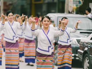คณะศิลปศาสตร์,คณะรัฐศาสตร์และสังคมศาสตร์และวิทยาลัยการศึกษา,มหาวิทยาลัยพะเยา,ร่วมกับ,5,หน่วยงาน,และกว่า,14,ชุมชน,จัดประเพณีสืบสานวัฒนธรรมอันดีงามของจังหวัดพะเยา,“ประเพณีแห่ผ้าห่มพระธาตุจอมทอง”