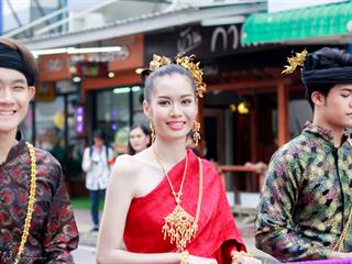 คณะศิลปศาสตร์,คณะรัฐศาสตร์และสังคมศาสตร์และวิทยาลัยการศึกษา,มหาวิทยาลัยพะเยา,ร่วมกับ,5,หน่วยงาน,และกว่า,14,ชุมชน,จัดประเพณีสืบสานวัฒนธรรมอันดีงามของจังหวัดพะเยา,“ประเพณีแห่ผ้าห่มพระธาตุจอมทอง”